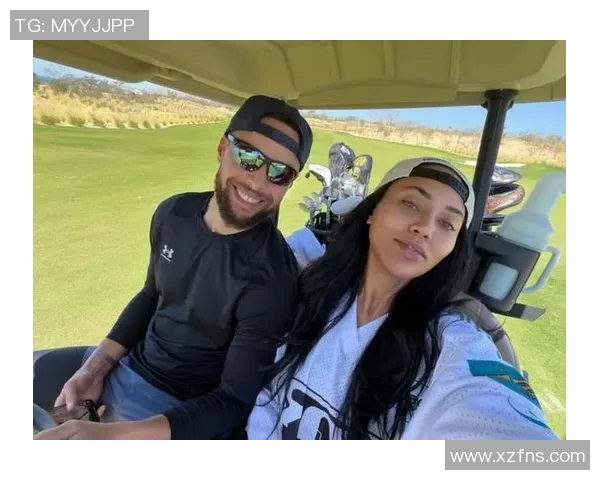 库里与妻子Ayesha合影曝光，恩爱露齿笑容引发粉丝热议