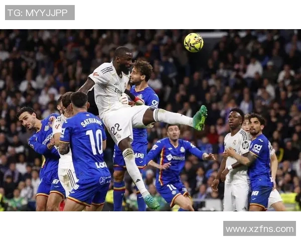 皇马遭遇连败危机，巴萨苦战逆转夺榜首，梅西成最大功臣